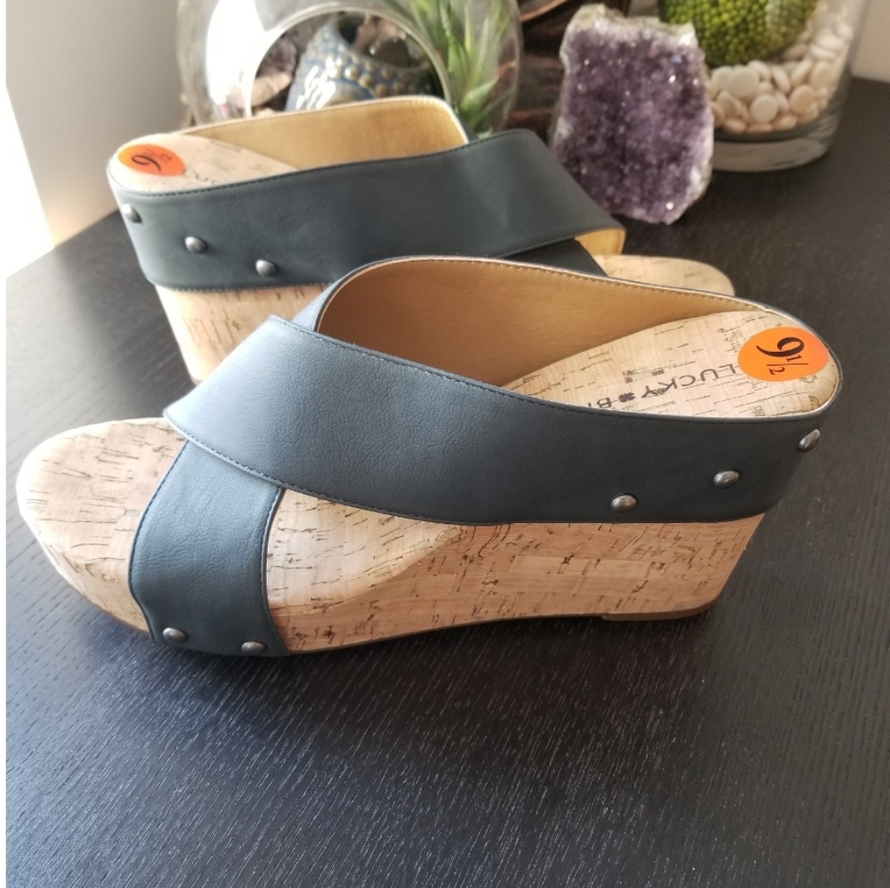 Lucky Wedges Criss Cross Slate Gray